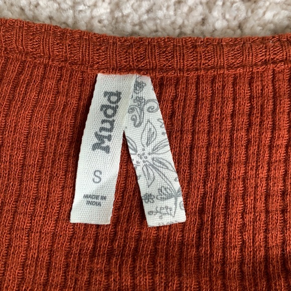 Mudd, rust colored top. - Picture 5 of 6